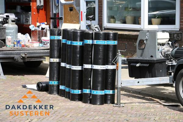 Rollen bitumen dakbedekking klaar voor daklekkage reparatie in Susteren