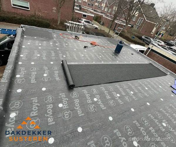 Dakrenovatie plat dak met bitumen dakbedekking in Susteren