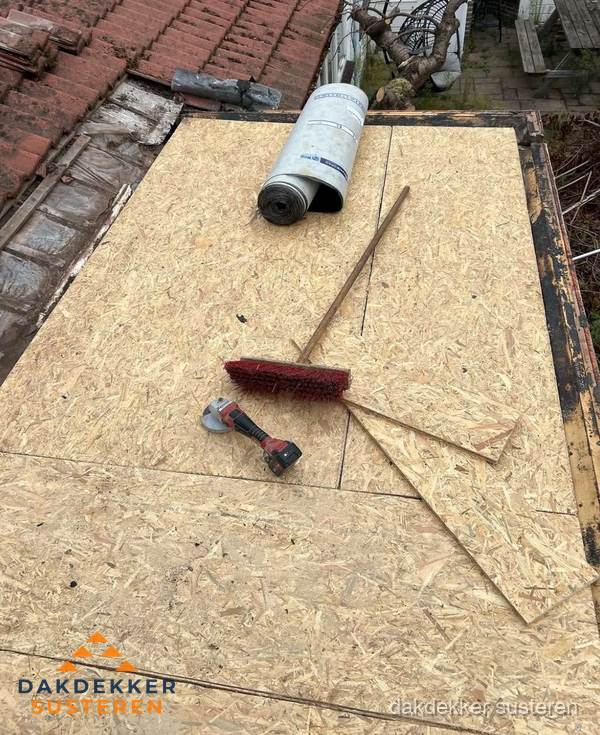 Plat dak vervangen met nieuwe OSB-ondergrond en bitumenrol in Susteren Plat dak vervangen met nieuwe OSB-ondergrond en bitumenrol in Susteren