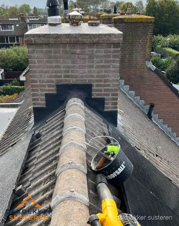 Schoorsteen met loodaansluiting en nokvorst op pannendak in Susteren Schoorsteen met loodaansluiting en nokvorst op pannendak in Susteren