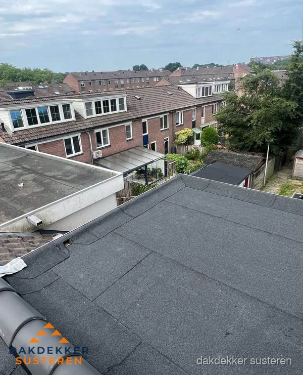 Vernieuwd plat dak met bitumen in woonwijk in Susteren