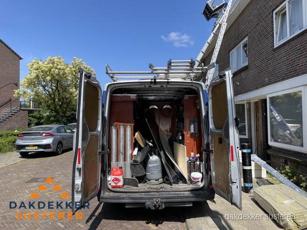 Spoed dakdekker bus met gereedschap en ladder bij woning in Susteren Spoed dakdekker bus met gereedschap en ladder bij woning in Susteren