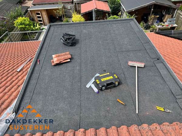 Gereedschap op nieuw plat dak na renovatie in Susteren Gereedschap op nieuw plat dak na renovatie in Susteren