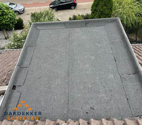 Nieuw aangebrachte bitumen dakbedekking op plat dak in Susteren Nieuw aangebrachte bitumen dakbedekking op plat dak in Susteren